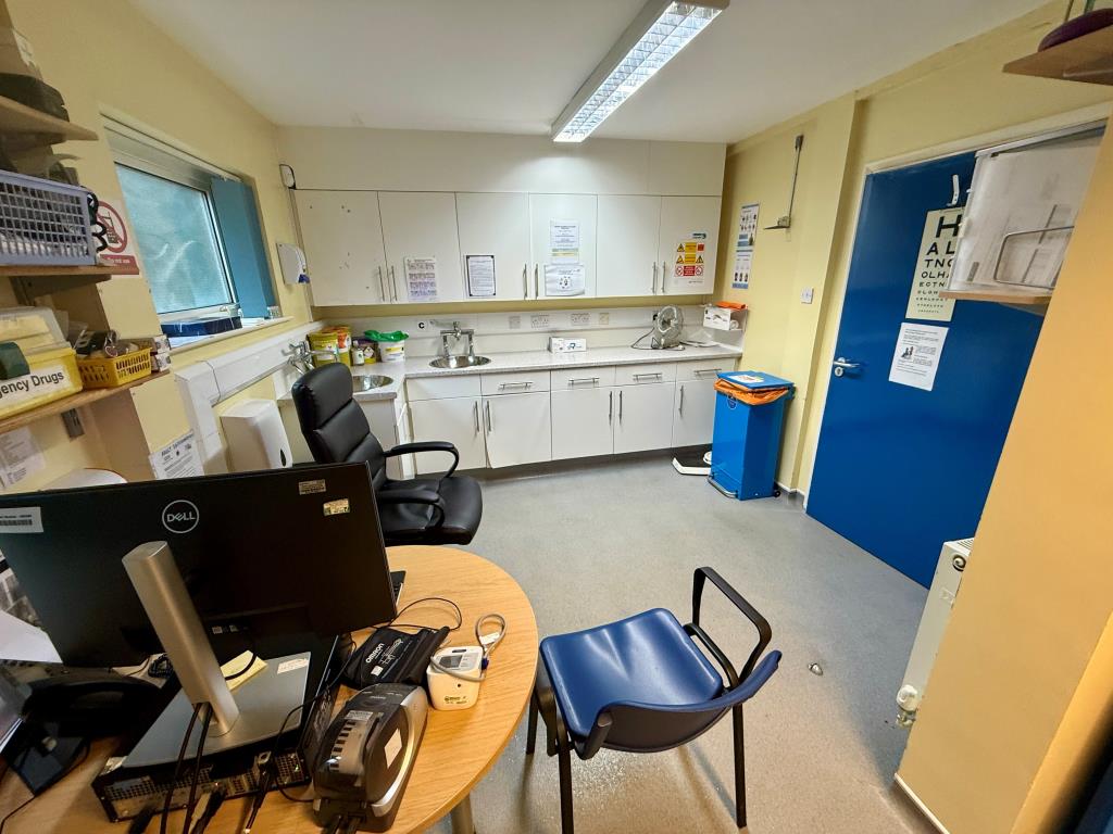 Lot: 58 - DOCTORS SURGERY WITH VACANT UPPER PARTS OFFERING POTENTIAL - Room one